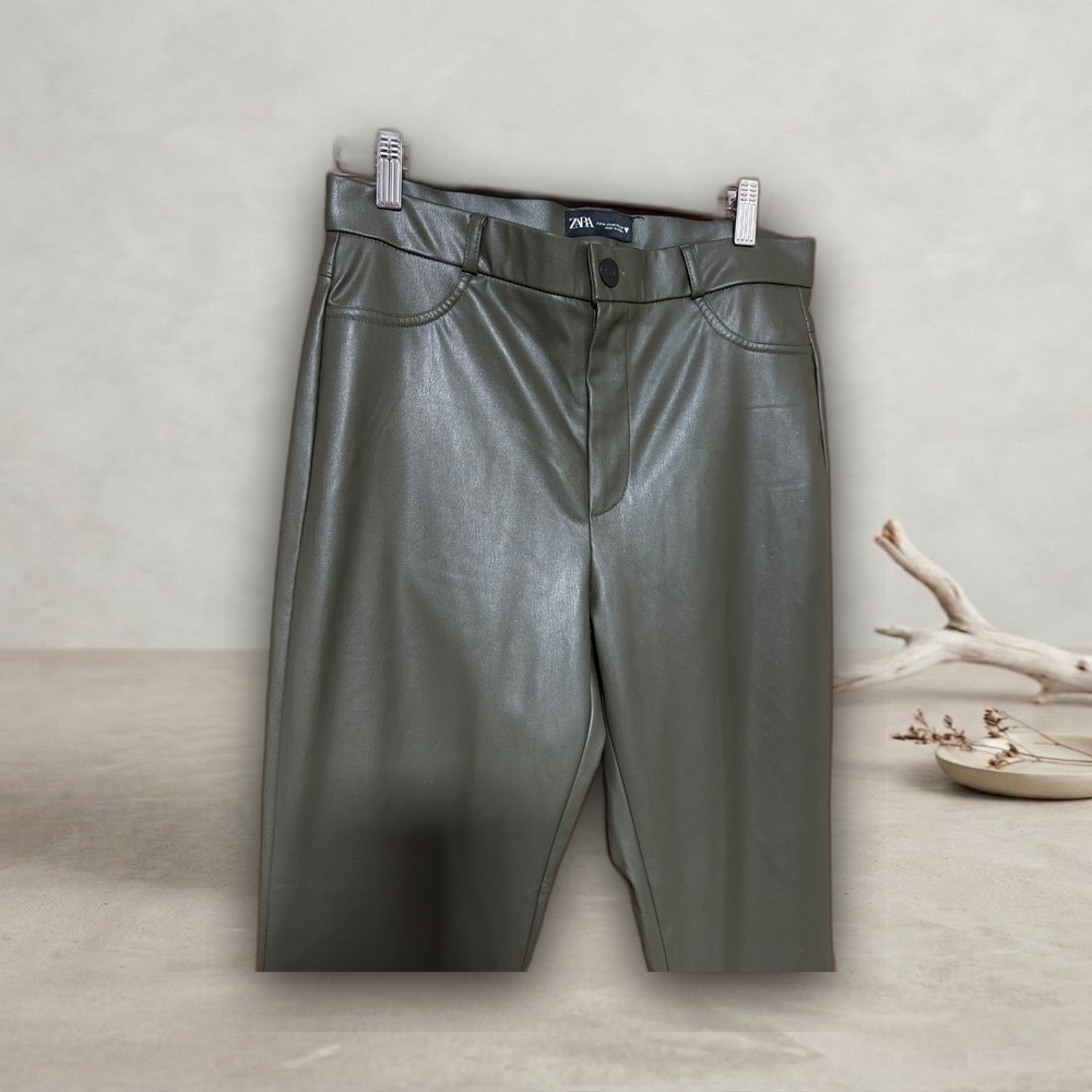 Pantalón cuero color verde ecológico 