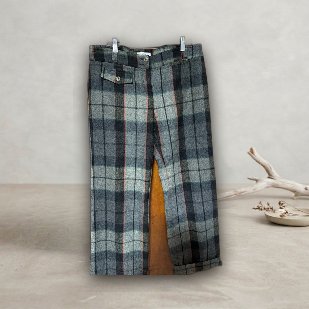 Pantalón de paño escoses corte de vestir, combinado con grises y una línea roja