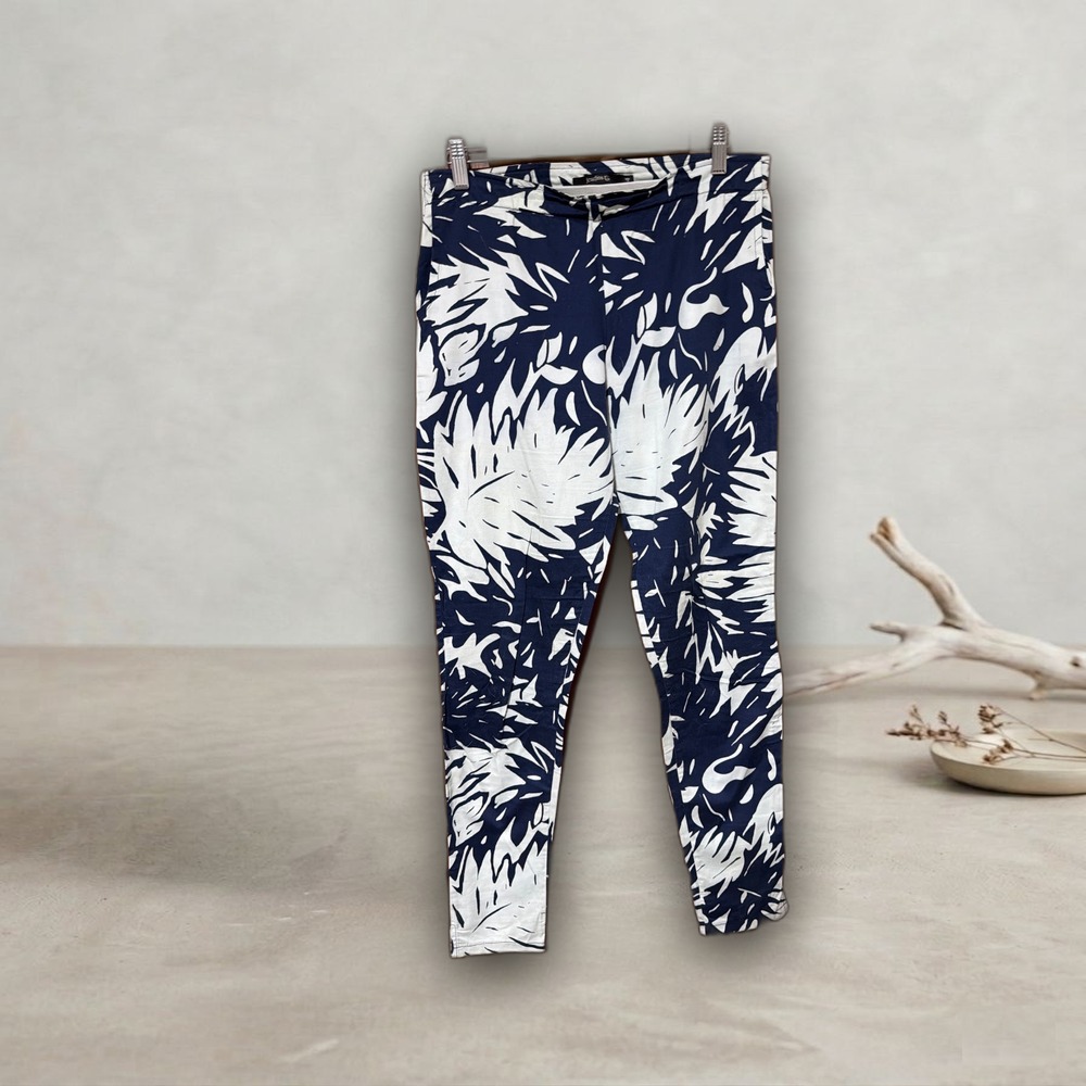 Pantalón leggins de gabardina con spandex estampado azul y blanco floreado
