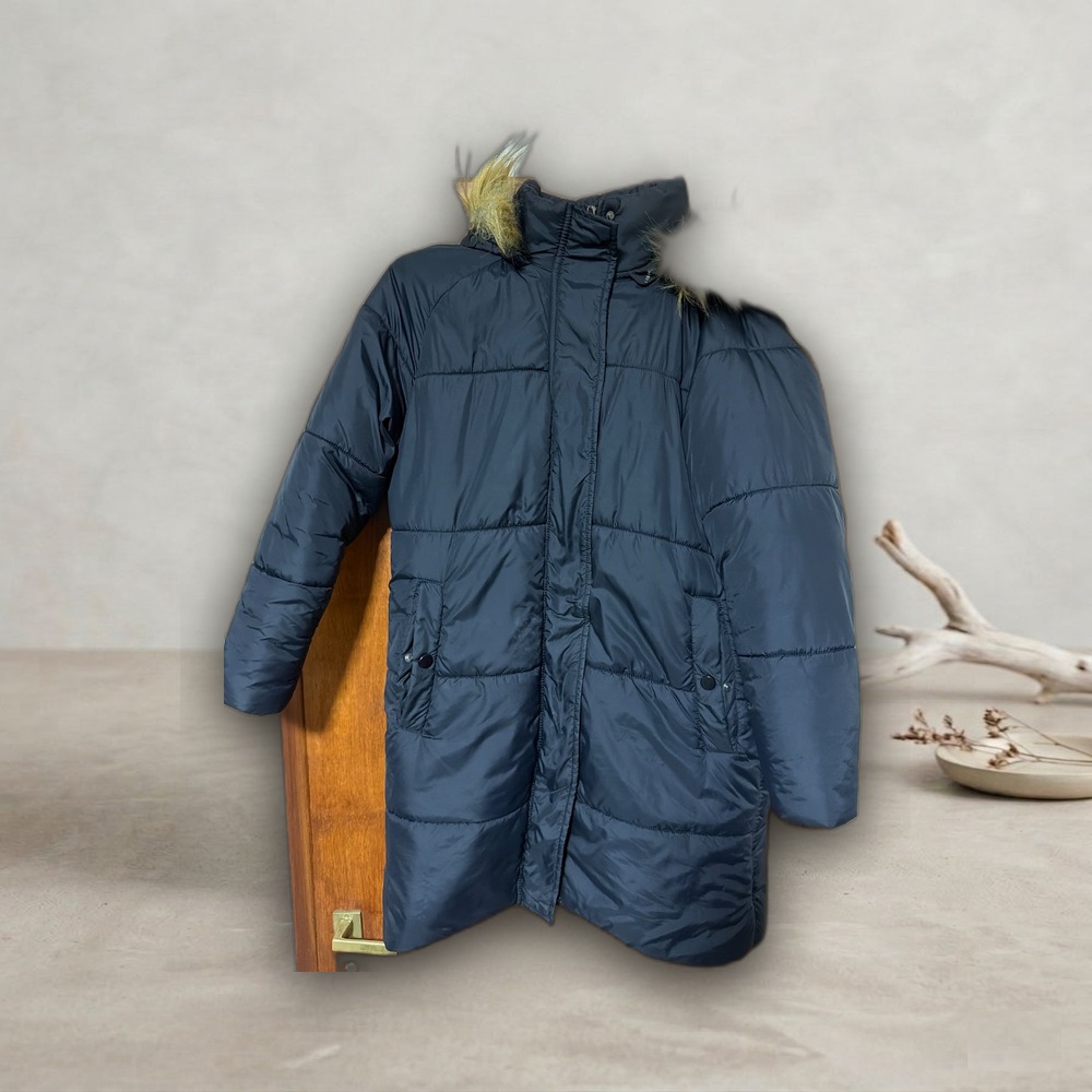 Campera puffer con cierre y botones a presión, impermeable, con capucha desmontable.