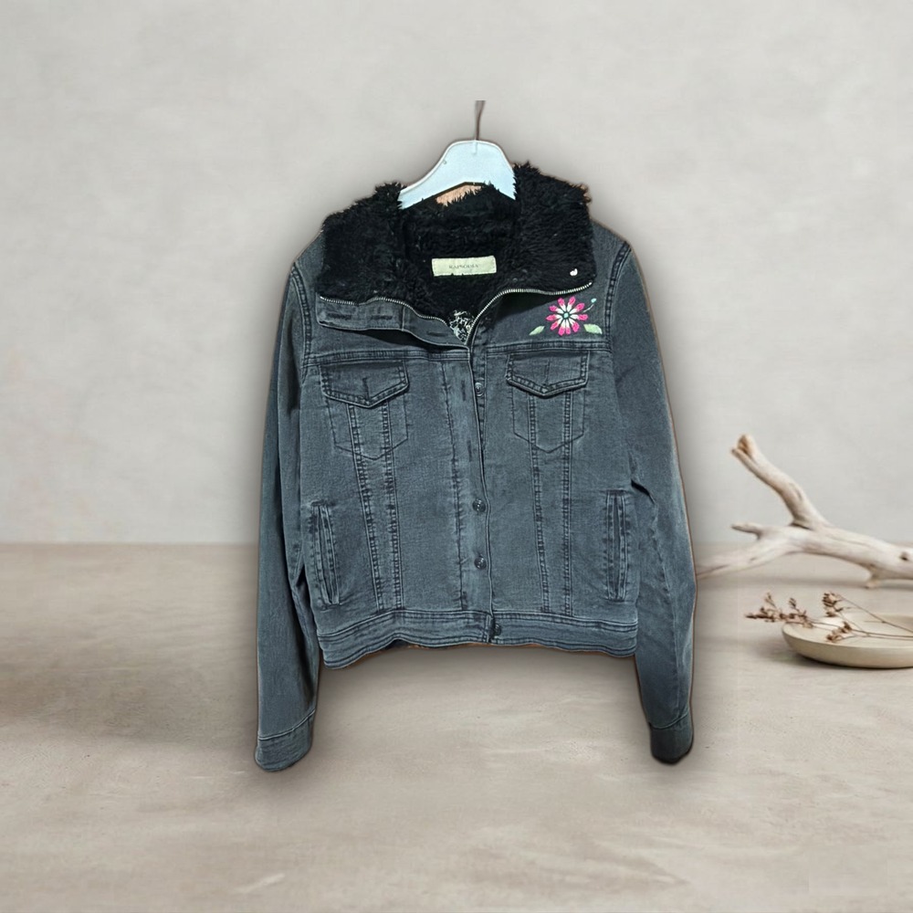 Campera de jean bordada color negra con corderito